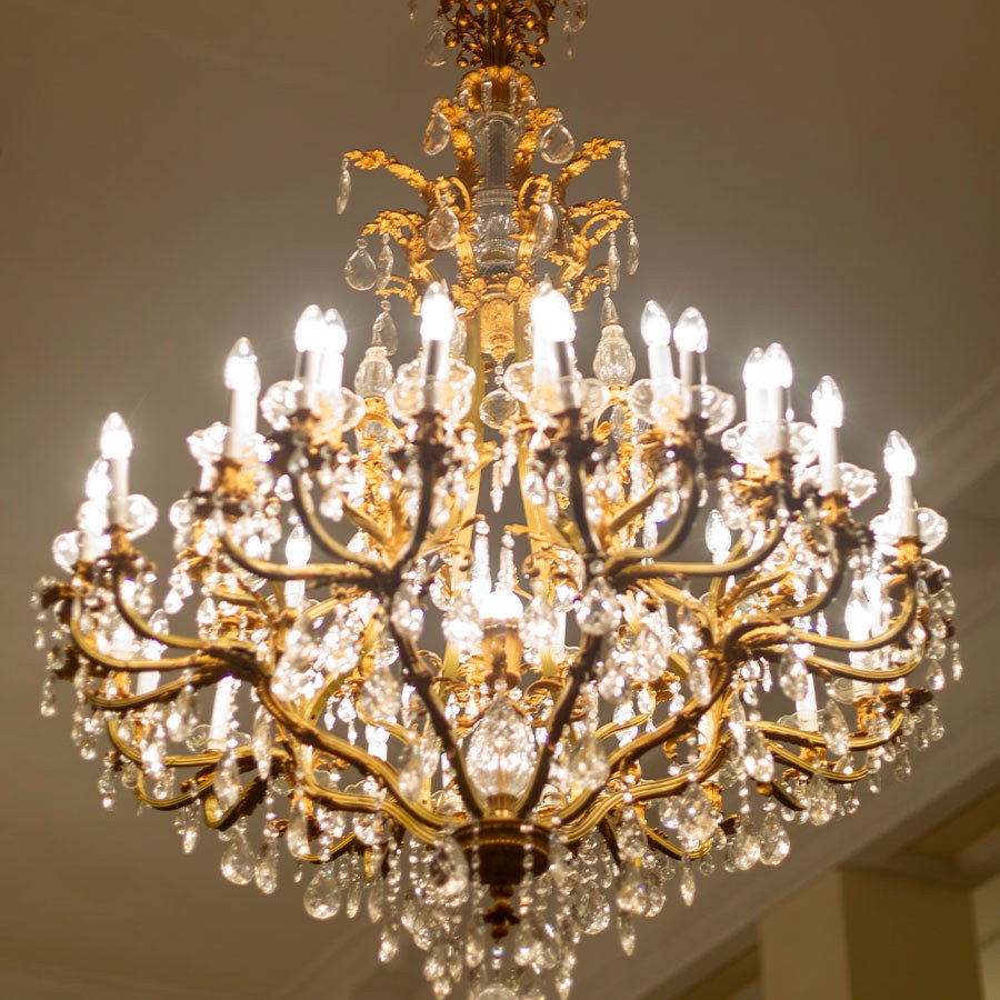 Lustre de cristal restaurado pela Henrilustres